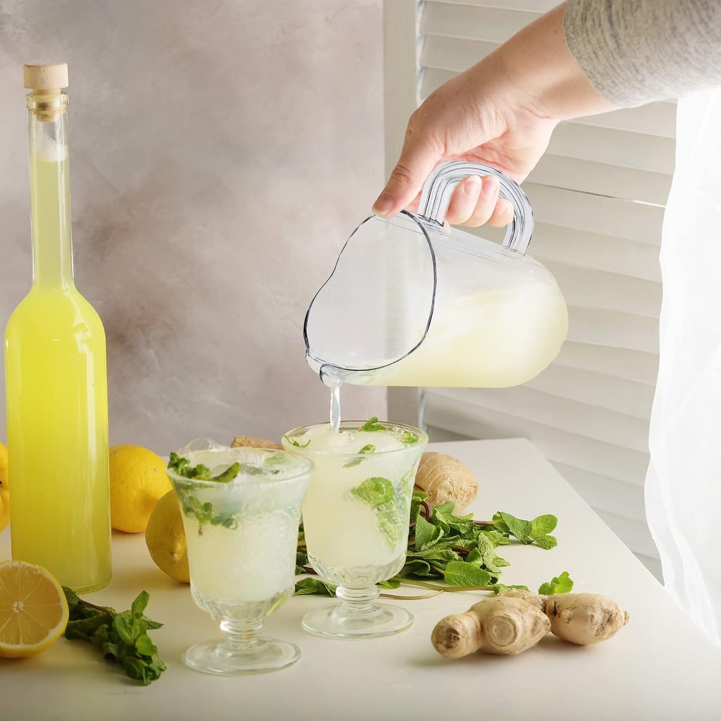 Tessco for you 20 Pcs Plastic Pitchers 60 Ounce Clear Restaurant Jug Large Water Pitcher Carafe Serve Milk Tea Juice Drink for Parties Container Dispenser Beer Jar