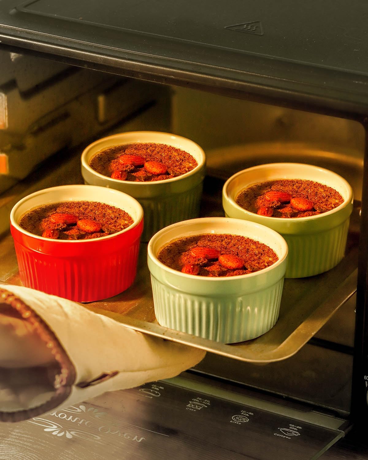 Hasense Ramekins Oven Safe, 8 oz Ramekins for Baking Souffle Set of 6, Ceramic Dipping Sauce Cups for Pudding, Ice Cream, Custard, Dessert Bowls Porcelain, Dishwasher Safe, Multi color