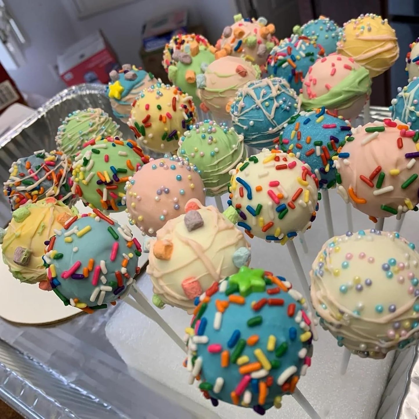 Cake Pop Kit, 100 6 inch Cake Pop Sticks, 100 Cake Pop Bags, 100 Twist Ties, 1 Cake Pop Mold Roller, Cake Pop Maker for Cake pops, Lollipop, Candies, Chocolates and Cookies (Pink)