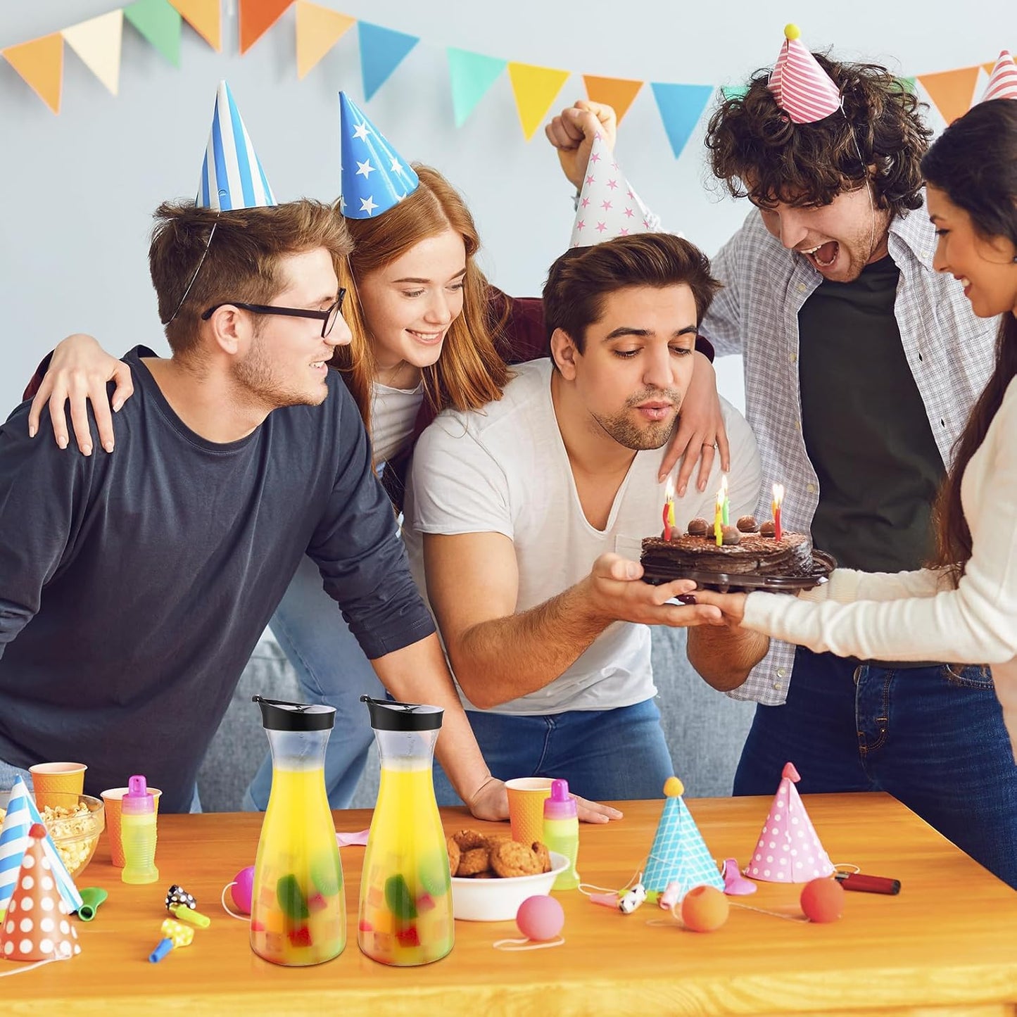 Xinnun 12 Pcs Water Carafe with Flip Top Lid Plastic Carafe with Black Lid Clear Plastic Water or Juice Beverage Pitcher Beverage Pitcher Jug for Restaurant Party School Bar Juice Milk Coffee (20 oz)