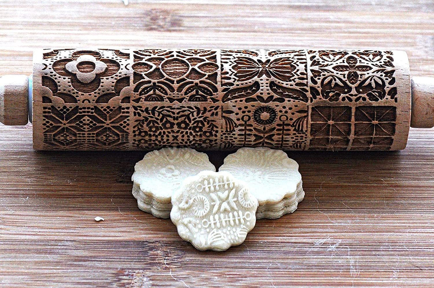 Christmas Wooden Rolling Pin for Baking Engraved Embossing Rolling Pin Cookie Stamps Roller Square Grid Cookies Mold Kitchen Decor Tools for Baking Embossed Cookies (European Fashion)
