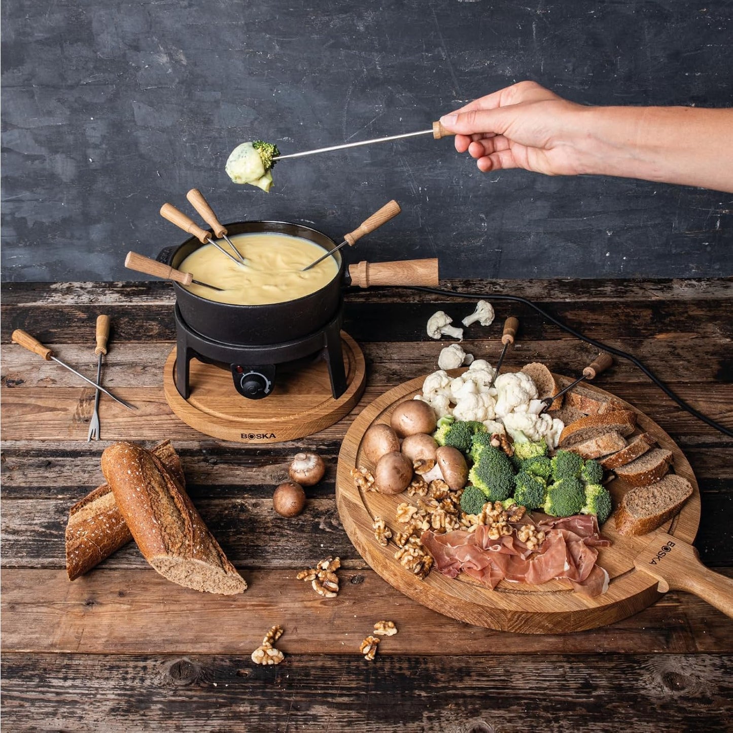 BOSKA Electric Fondue Set Pro/For Cheese, Chocolate and Broth Fondue / 8 people/Robust Cast-Iron/High Quality Materials/Splash Guard Included/Extra-long Cord/Black